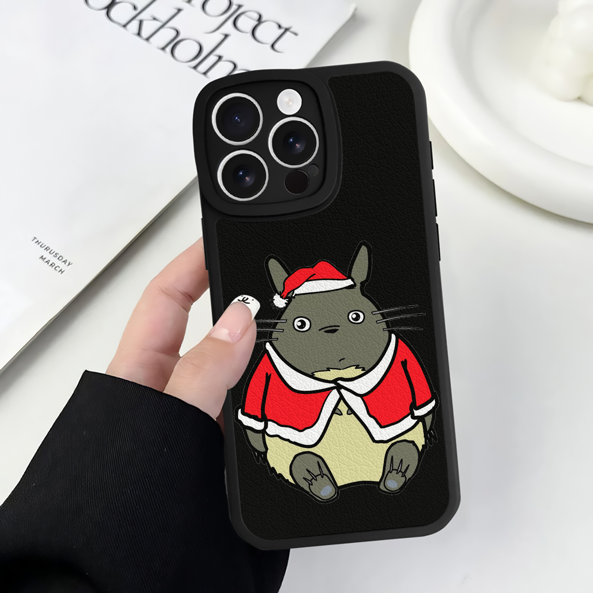 （画像用） となりのトトロ 草壁メイ 草壁サツキ My Neighbor Totoro Satsuki Kusakabe Mei Kusakabe 【iPhone 16シリーズ対応】シリコンスマホケース（レザー調） 材質：シリコン